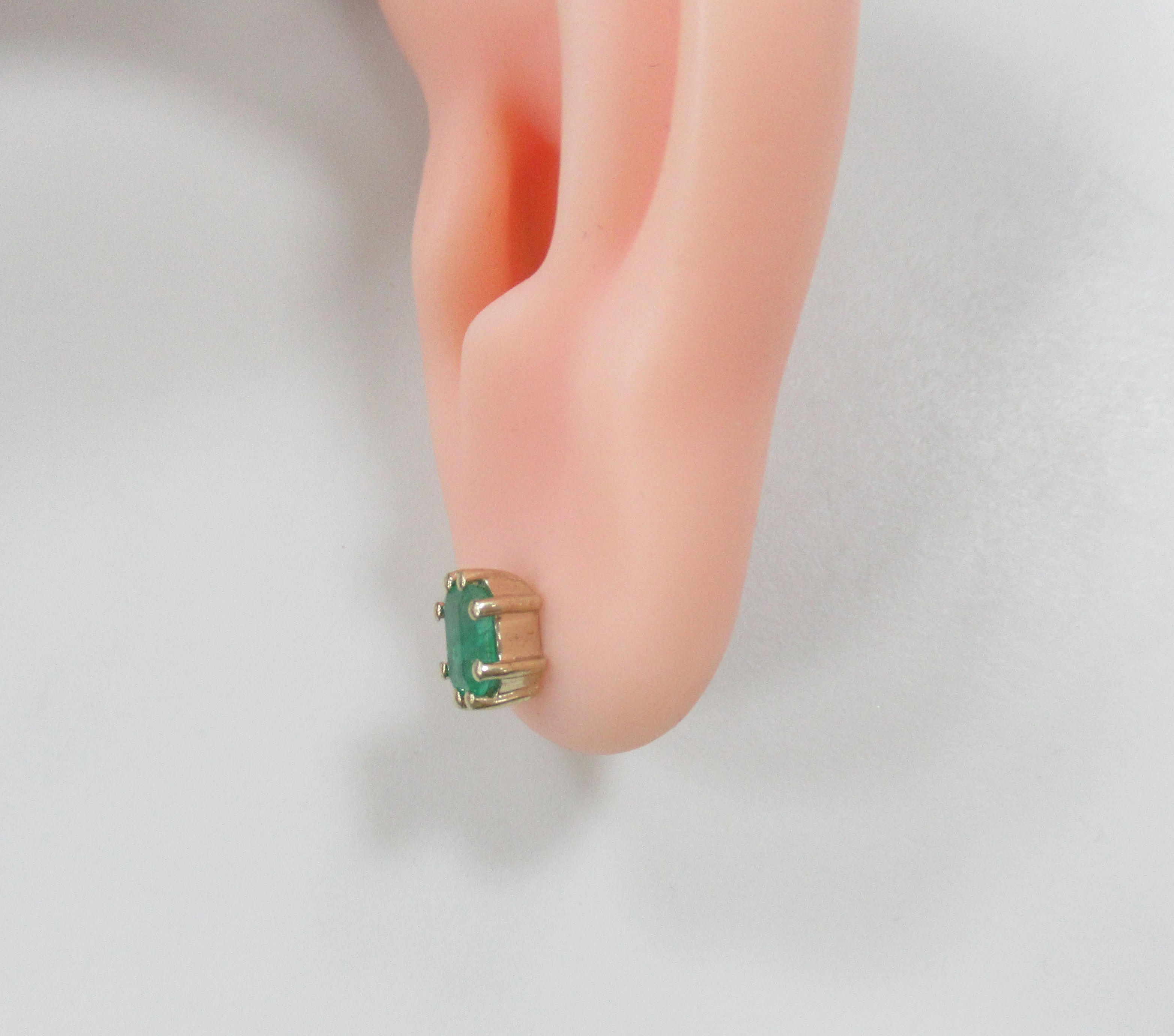 Серебряные серьги-пусеты с изумрудами